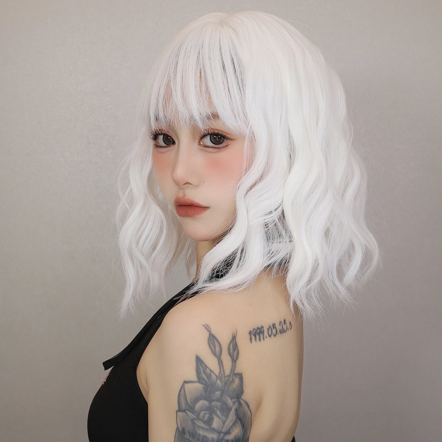 Short Wavy Soft Wigs with Bangs Daily White Colorful Synthetic Hair for Women Natural Cosplay Party Wigs High Temperature Fiber